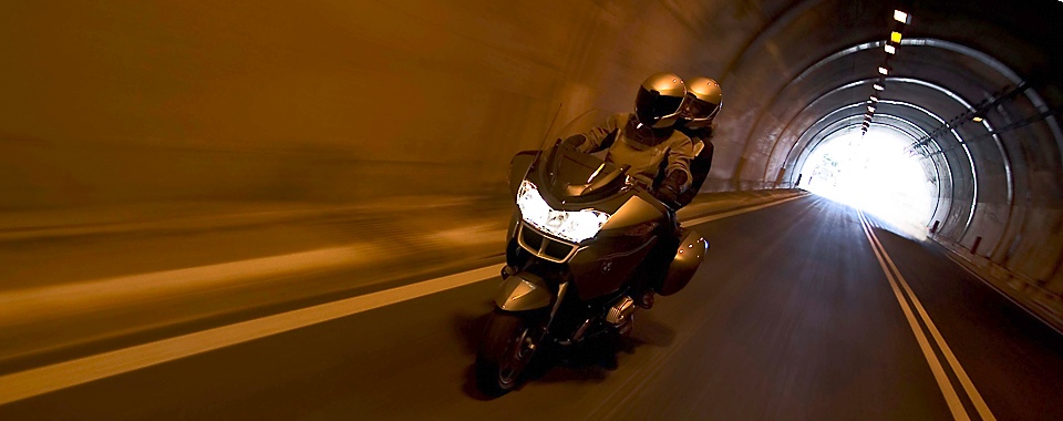 Couple auf BMW K im Tunnel, photographiert von Arnold Debus
